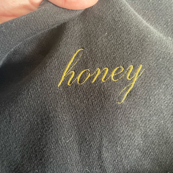 Brandy Melville vintage “Honey” Cropped Sweatshirt in Black! - Picture 1 of 3